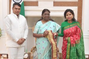"Manasmita Jena and Giridhari Prasad Nayak's Memorable Courtesy Visit to the President of India: A Tribute to Unity and Creativity"
