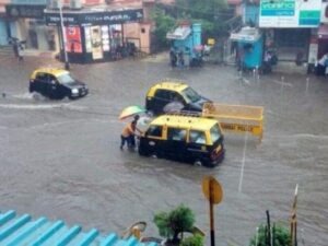 "IndiGo Alerts Passengers Amid Mumbai's Ongoing Heavy Rains and Flood Risks"